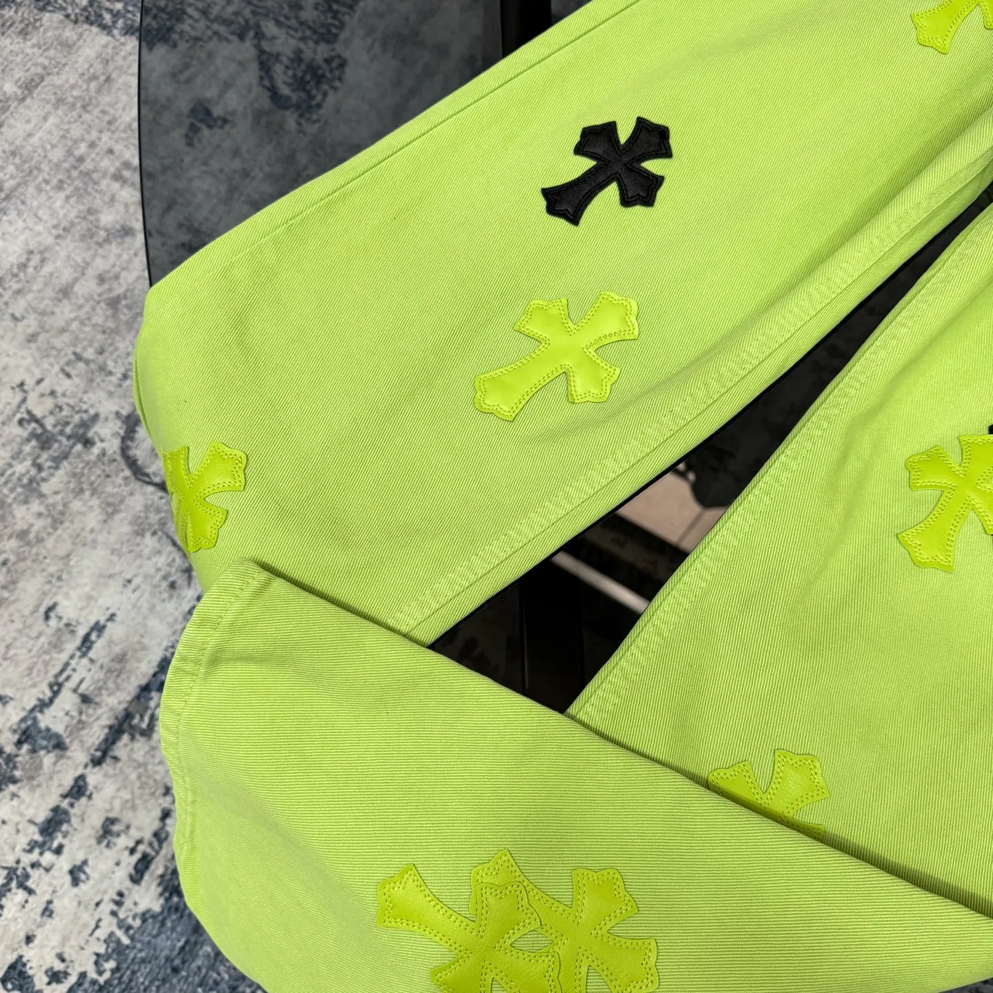 P260 Chrome hearts CH green cow king Yang Mi's same style sex recods limited green cow jeans. Really restores the ultimate texture of Vintage. Italian special cowhide print and cut. Customized sheepskin three-layer thick line leather. The whole is spliced in heavy water washing process. Craftsmen hand-splash ink. You can see the details. Three-dimensional cutting version. Loose and comfortable. Not picky about the figure. Makes taller and slimmer. Seiko factory. Original quality control. Same style for men and women. Can be matched with couples. Versatile recommendation. Essential jeans for all seasons Color: Green Size: S-XL